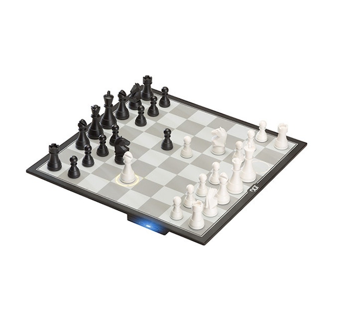 Automatic Chessboard Lets Online Players Move The Pieces